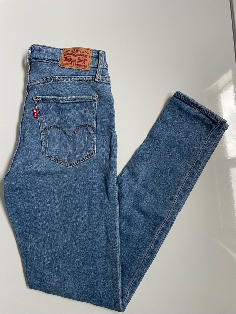Levi's HR Medium Wash Distressed Skinny